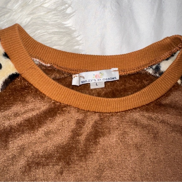 Bailey’s Blossoms | Crewneck Pullover Colorblocked Velour Leopard Animal Print - Picture 6 of 11
